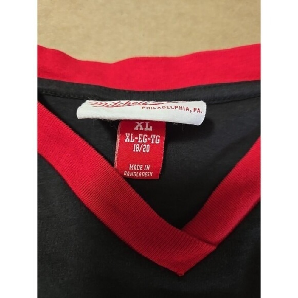 Mitchell & Ness Chicago T Shirt V Neck Red Trim Nostalgia Co. Menswear boy 18-20 - Picture 4 of 9